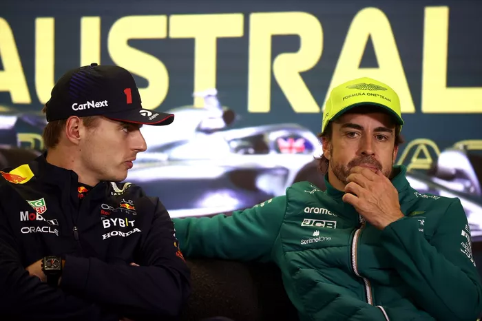 Max Verstappen, Red Bull Racing, Fernando Alonso, Aston Martin Racing en la rueda de prensa