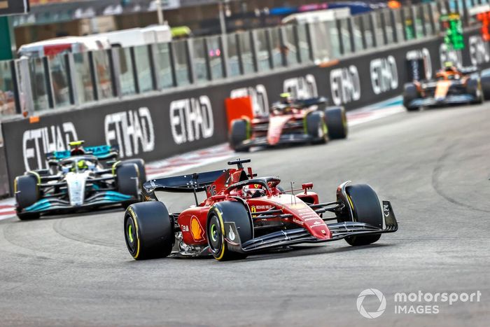 Charles Leclerc, Ferrari F1-75, Lewis Hamilton, Mercedes W13, Carlos Sainz, Ferrari F1-75