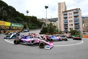 Lance Stroll, Racing Point RP19, voor Kimi Raikkonen, Alfa Romeo Racing C38, en Sergio Perez, Racing Point RP19