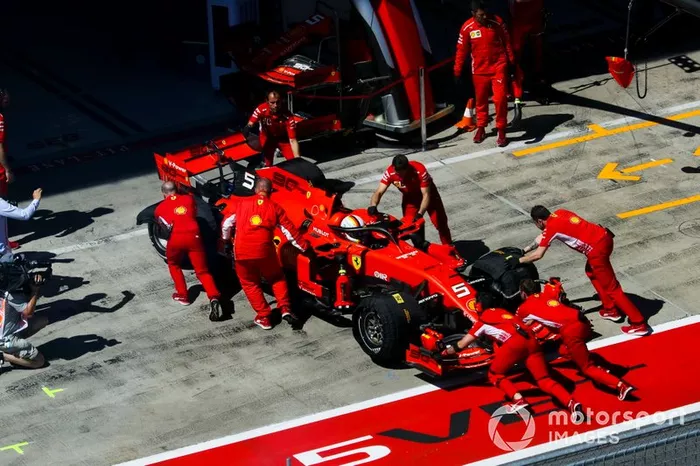 Sebastian Vettel, Ferrari SF90, viene riportato nel garage