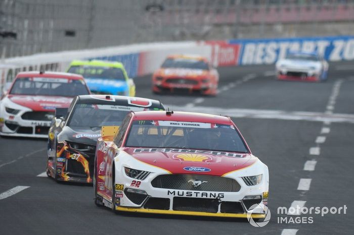 Joey Logano, Team Penske, Ford Mustang Shell Pennzoil,  Chris Buescher, JTG Daugherty Racing, Chevrolet Camaro Kroger Thrill of the Grill