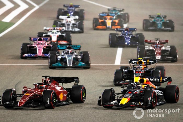 Arrancada Charles Leclerc, Ferrari F1-75, Max Verstappen, Red Bull Racing RB18, Sergio Pérez, Red Bull Racing RB18, George Russell, Mercedes W13