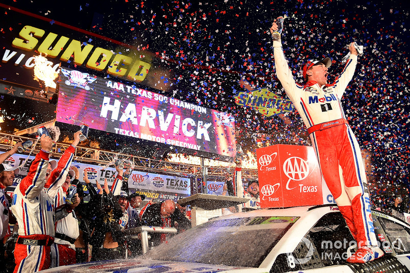 Kevin Harvick, Stewart-Haas Racing, Ford Fusion Mobil 1, celebrates in Victory Lane