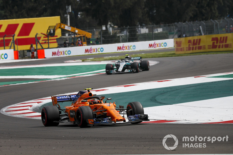 Stoffel Vandoorne, McLaren MCL33 y Valtteri Bottas, Mercedes AMG F1 W09 EQ Power+