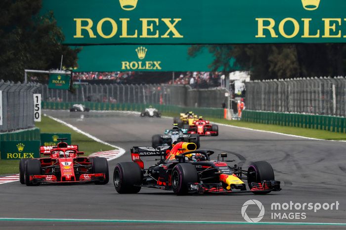 Daniel Ricciardo, Red Bull Racing RB14 y Sebastian Vettel, Ferrari SF71H 