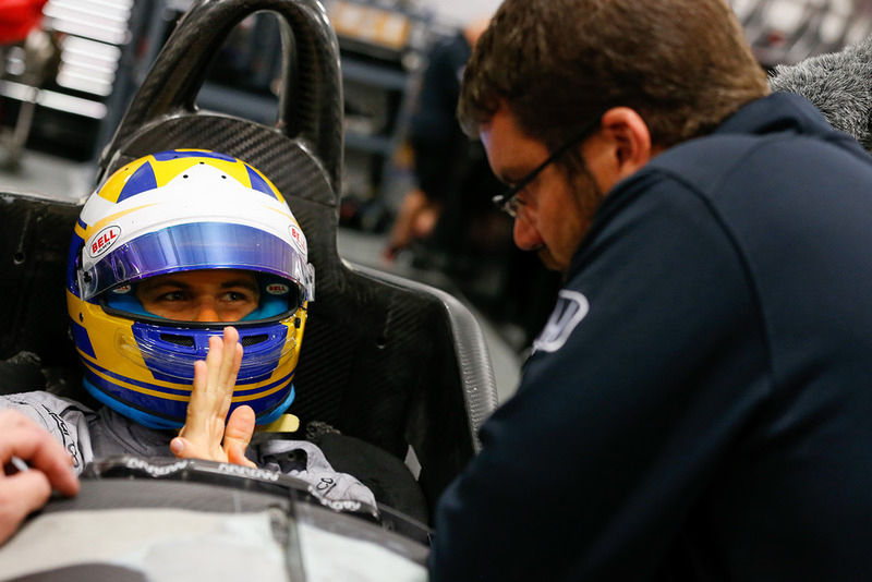 Marcus Ericsson ajuste del asiento en Schmidt Peterson Motorsports