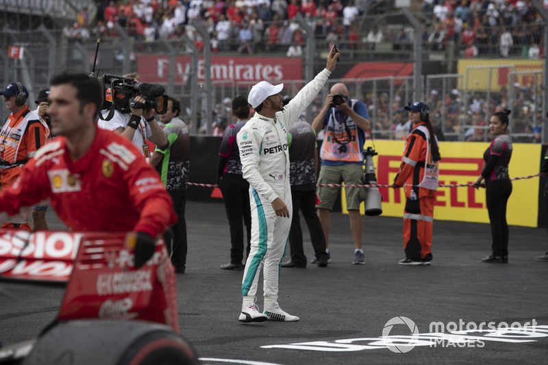 Lewis Hamilton, Mercedes AMG F1, festeggia nel parco chiuso