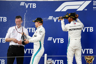 Il vincitore della gara Lewis Hamilton, Mercedes AMG F1, spruzza con lo Champagne il secondo classificato Valtteri Bottas, Mercedes AMG F1, e James Allison, Direttore tecnico, Mercedes AMG