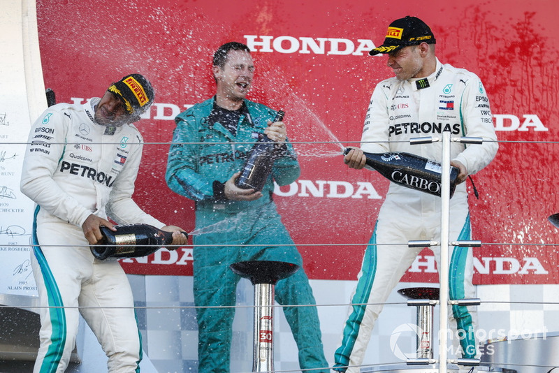 Il vincitore della gara Lewis Hamilton, Mercedes AMG F1, e il secondondo classificato Valtteri Bottas, Mercedes AMG F1, sruzzano lo Champagne sul podio