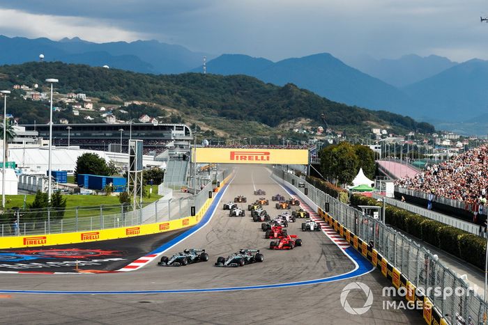 Valtteri Bottas, Mercedes AMG F1 W09, lidera a Lewis Hamilton, Mercedes AMG F1 W09, Sebastian Vettel, Ferrari SF71H, Kimi Raikkonen, Ferrari SF71H, Kevin Magnussen, Haas F1 Team VF-18, Charles Leclerc, Sauber C37 en el inicio de la carrera