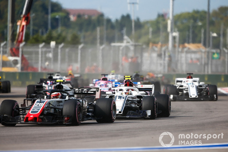 Kevin Magnussen, Haas F1 Team VF-18, precede Charles Leclerc, Sauber C37