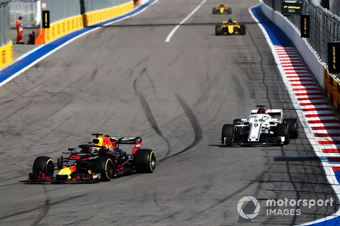 Daniel Ricciardo, Red Bull Racing RB14, lidera a  Marcus Ericsson, Sauber C37