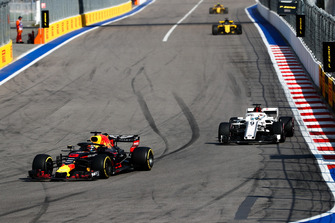 Daniel Ricciardo, Red Bull Racing RB14, leads Marcus Ericsson, Sauber C37