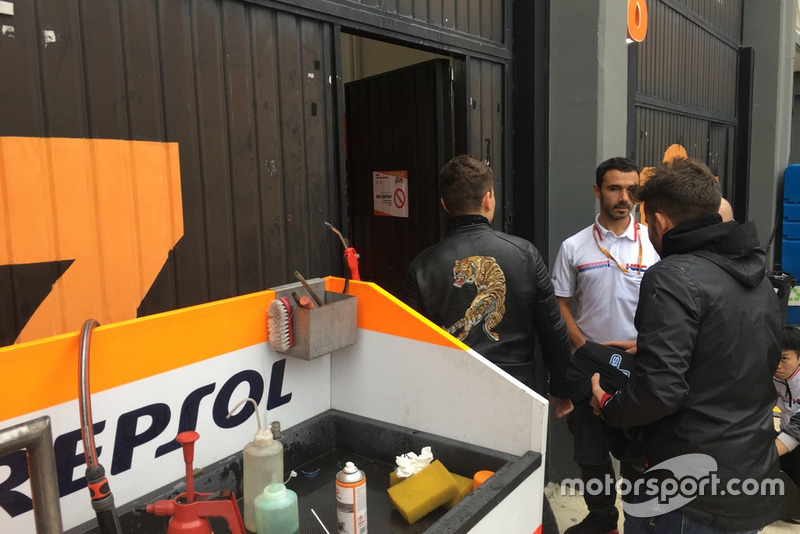 Jorge Lorenzo loopt voor het eerst de pitbox van Honda binnen