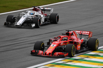 Sebastian Vettel, Ferrari SF71H et Marcus Ericsson, Sauber C37