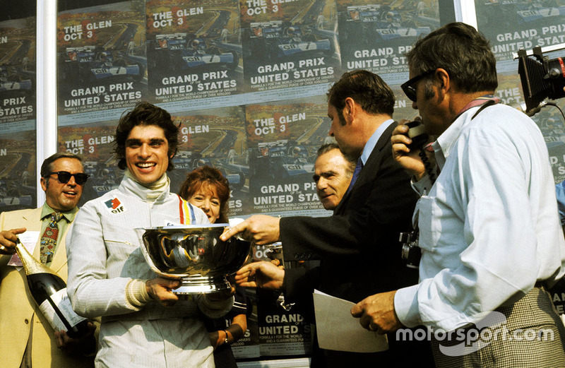 Francois Cevert, Tyrrell , célèbre sa première victoire en F1 sur le podium.