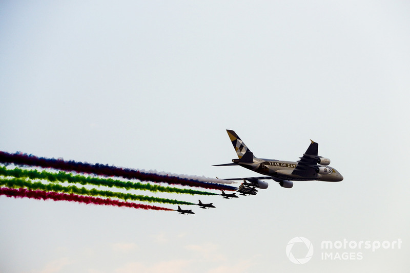 Un Airbus A380 de Etihad Airways es acompañado por el equipo de exhibición de los EAU Al Fursan en su avión Aermacchi MB339A