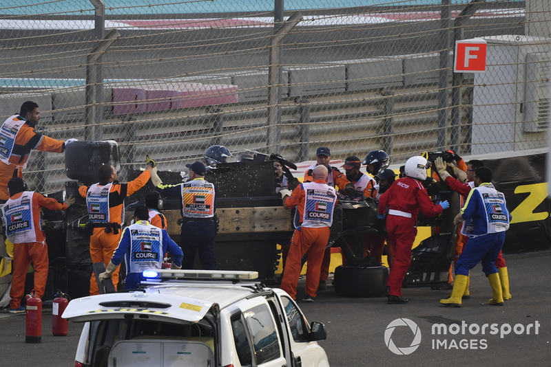 Los médicos y oficiales asisten a Nico Hulkenberg, Renault Sport F1 Team R.S. 18 que se estrelló y volcó en la primera vuelta