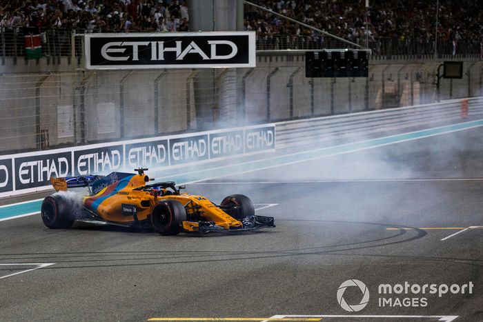 Fernando Alonso, McLaren MCL33 hace donuts al final de la última carrera