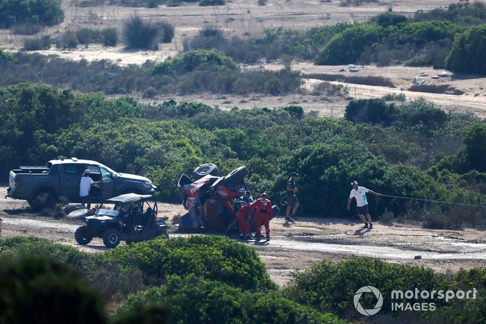Carlos Sainz, del equipo Sainz XE, es retirado y trasladado al hospital tras el accidente