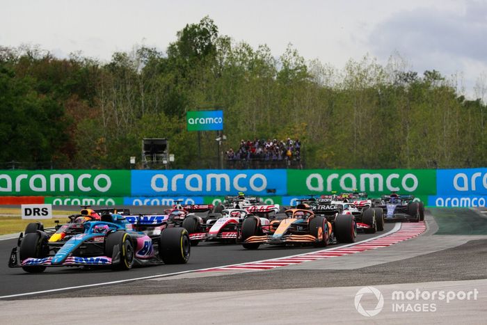 Fernando Alonso, Alpine A522, Max Verstappen, Red Bull Racing RB18, Daniel Ricciardo, McLaren MCL36, el resto en la vuelta de apertura