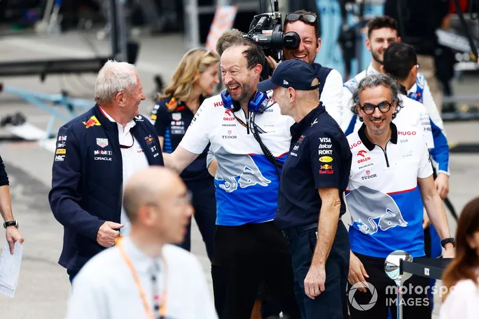 Helmut Marko, consultant, Red Bull Racing, Adrian Newey, Chief Technology Officer, Red Bull Racing, sont félicités lors de la cérémonie du podium.