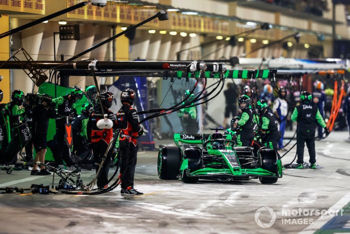 Valtteri Bottas, Stake F1 Team Kick Sauber C44, sale de su box tras una parada