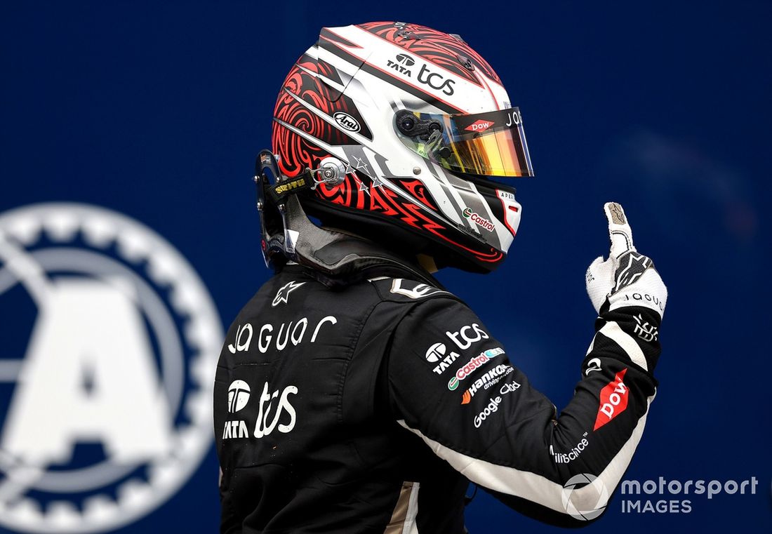 El ganador de la carrera Mitch Evans , Jaguar TCS Racing celebra en parc ferme