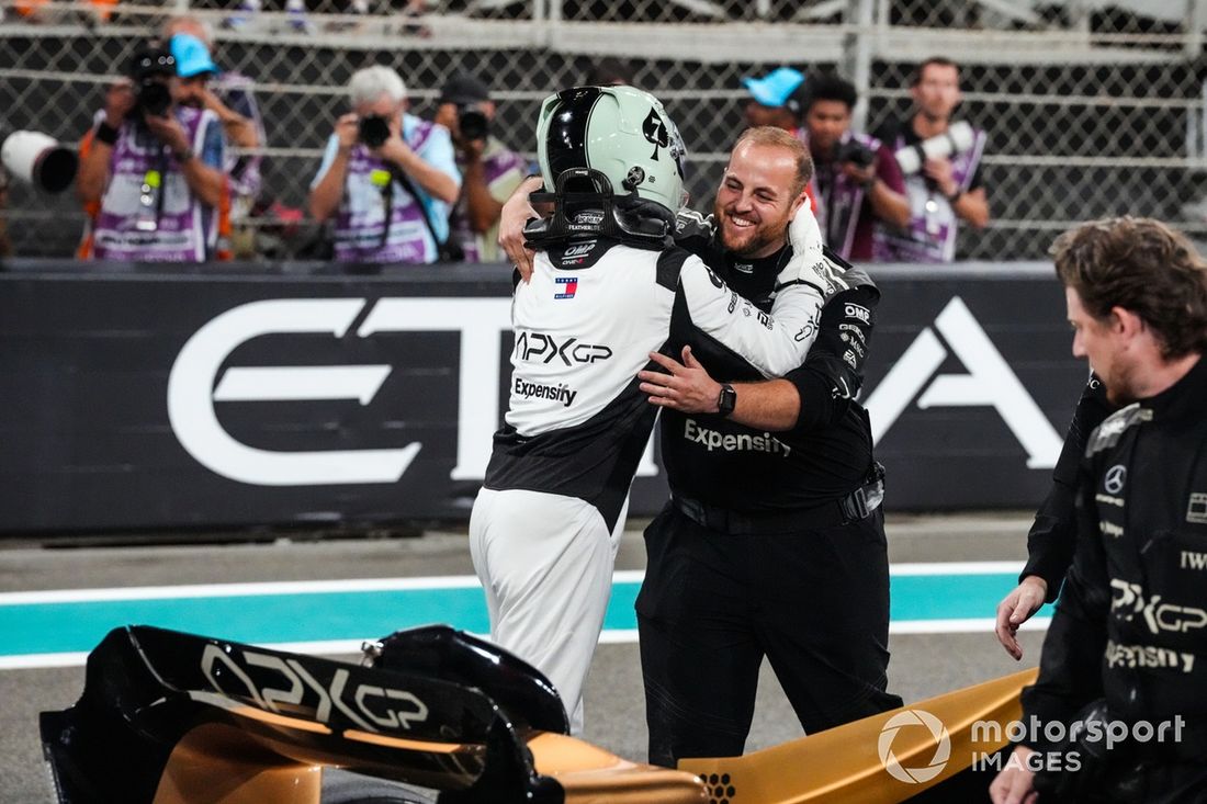 Brad Pitt rueda una escena para la película de F1 al final de la carrera