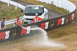 Los alguaciles humedecen la hierba 