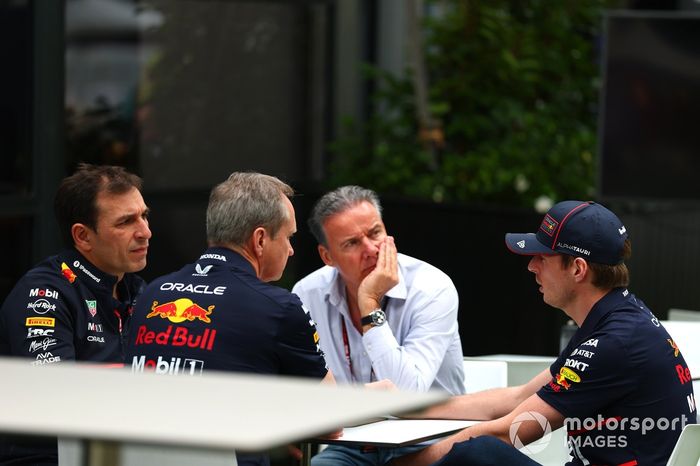 Max Verstappen, Red Bull Racing habla con su equipo y su manager