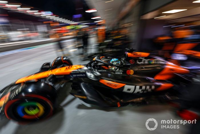 Oscar Piastri, McLaren MCL38, sale del garaje 