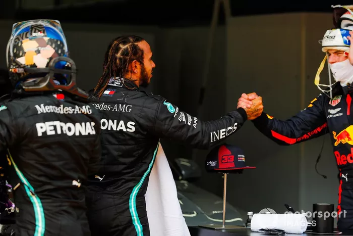 El ganador Lewis Hamilton, Mercedes-AMG Petronas F1, felicita a Max Verstappen, Red Bull Racing mientras Valtteri Bottas, Mercedes-AMG Petronas F1 mira