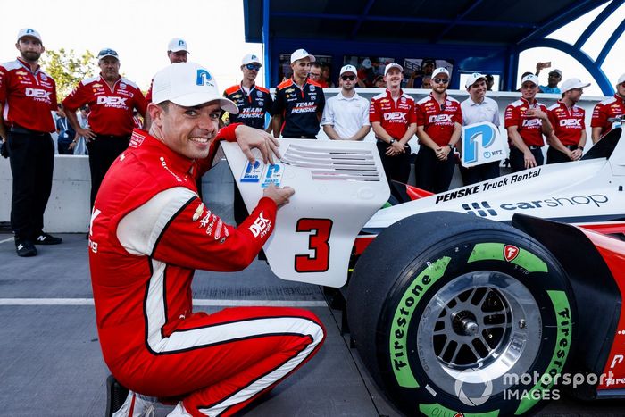 El ganador del premio NTT P1, Scott McLaughlin, del equipo Penske Chevrolet, celebra su pole position