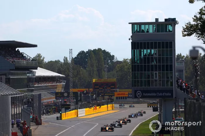 Daniel Ricciardo, McLaren MCL36, Pierre Gasly, AlphaTauri AT03, Lando Norris, McLaren MCL36