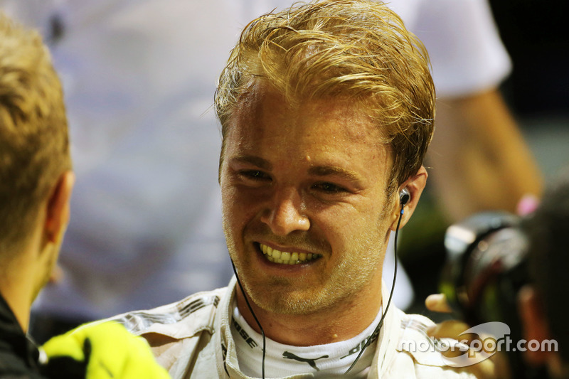 Il vincitore della gara Nico Rosberg, Mercedes AMG F1 festeggia nel parco chiuso