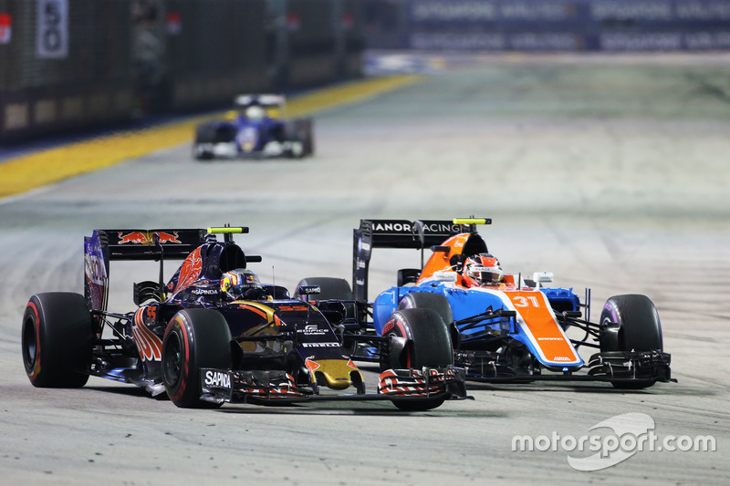 Carlos Sainz Jr., Scuderia Toro Rosso STR11 y Esteban Ocon, Manor Racing MRT05 Batalla por la posici