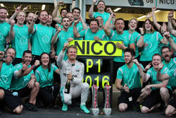 Переможець гонки Ніко Росберг, Mercedes AMG F1 святкує разом з командою