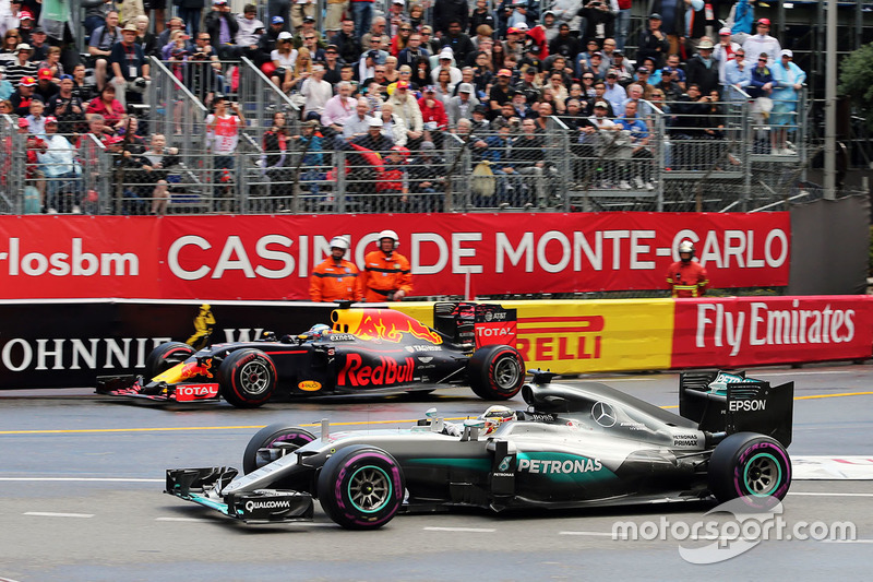 Lewis Hamilton, Mercedes AMG F1 W07 Hybrid y Daniel Ricciardo, Red Bull Racing RB12