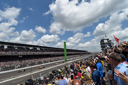 Start: James Hinchcliffe, Schmidt Peterson Motorsports Honda memimpin