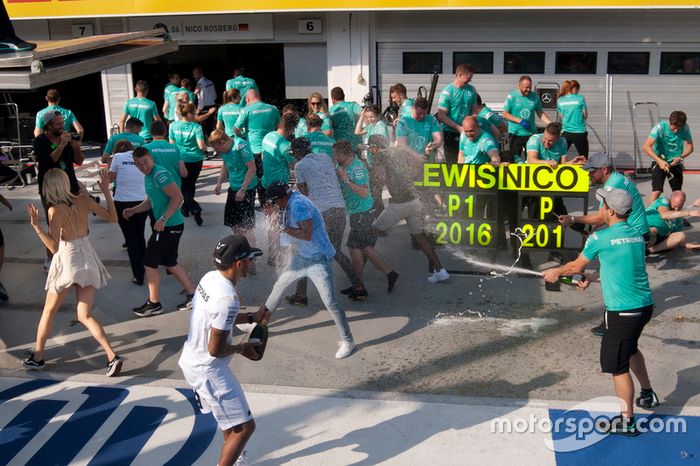 Mercedes AMG F1 Team celebrando la victoria