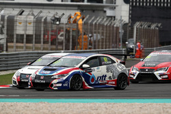 Tin Sritrai, Honda Civic TCR, Team Thailand; Kevin Gleason, Honda Civic TCR, West Coast Racing