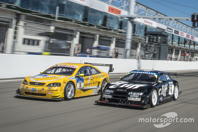 Joachim Winkelhock im 1996er Cliff Opel Calibra (rechts) und Volker Strycek im 2003er Opel Astra V8 Coupé