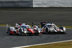 #1 Porsche Team Porsche 919 Hybrid: Timo Bernhard, Mark Webber, Brendon Hartley, #6 Toyota Racing To