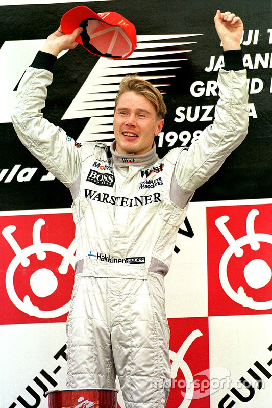 Podio: Mika Hakkinen, McLaren celebra su campeonato mundial