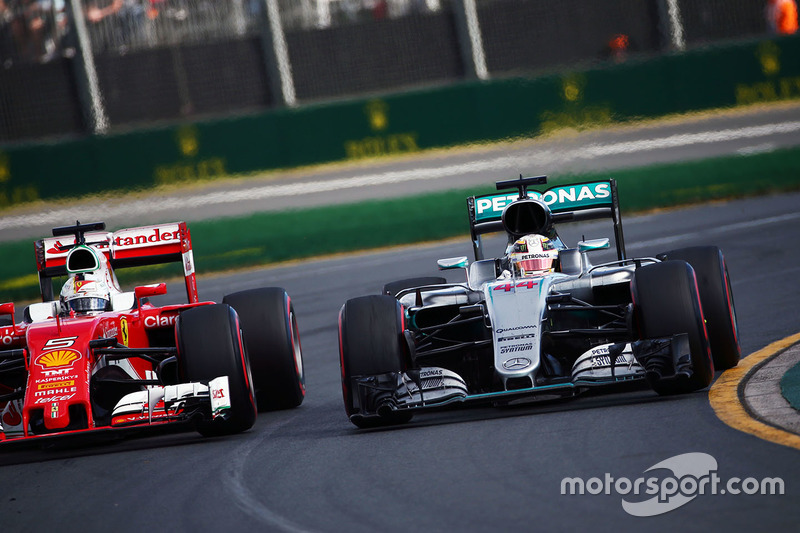 Lewis Hamilton, Mercedes AMG F1 Team W07 and Sebastian Vettel, Ferrari SF16-H battle for position