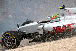 Esteban Gutierrez, Haas F1 Team VF-16 crash