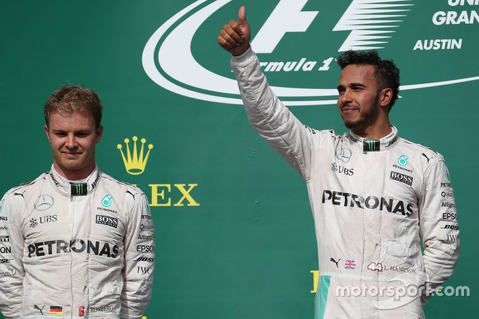 Podio: segundo lugar Nico Rosberg, Mercedes AMG F1 y el ganador de la carrera Lewis Hamilton, Mercedes AMG F1