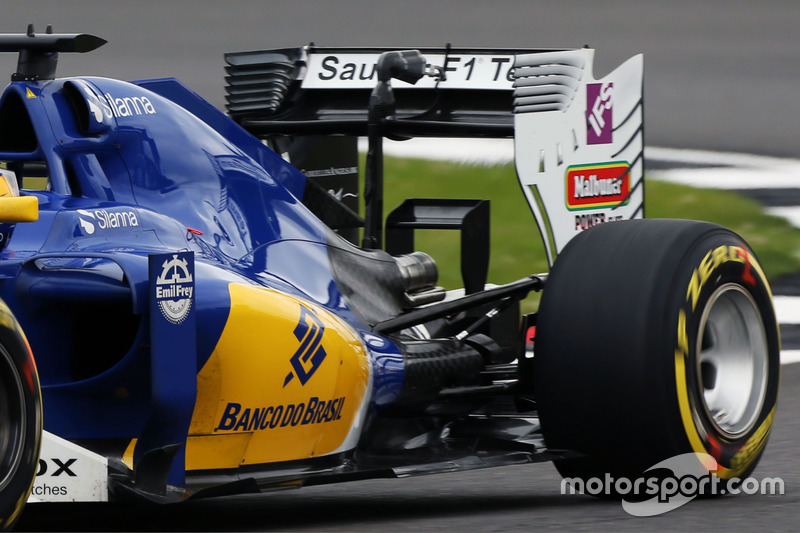 Sauber C35, ala posteriore e monkey seat