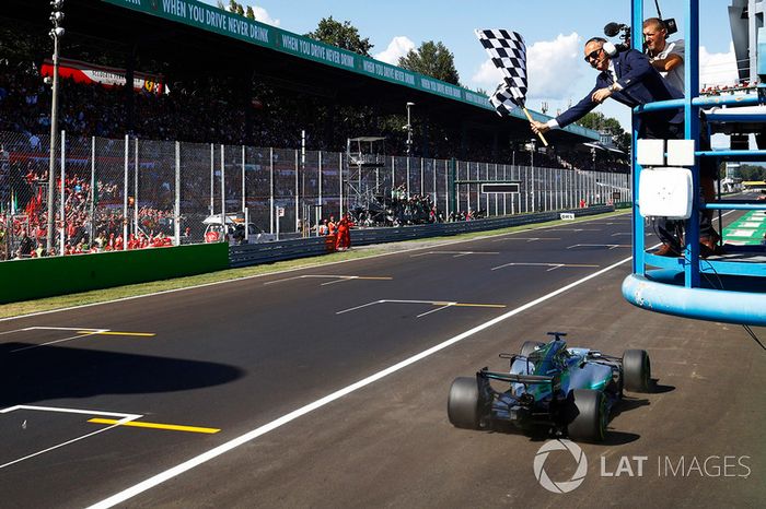 Hamilton llega primero a la bandera a cuadros. Empieza a ser un clásico en Monza